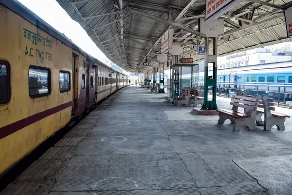 Kathgodam, Uttarakhand, Hindistan, 25 Eylül 2023 - Kathgodam tren istasyonunda sabah saatlerinde Hint tren istasyonu, Kathgodam, Uttarakhand tren istasyonu