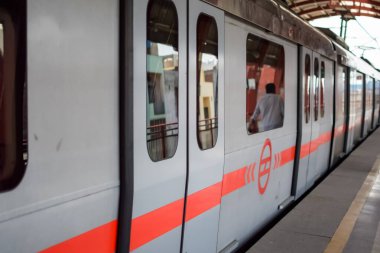 Yeni Delhi Hindistan - 09 Ekim 2023 - Delhi Metro treni Yeni Delhi, Hindistan, Asya 'daki Jhandewalan metro istasyonuna varıyor.