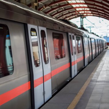 Yeni Delhi Hindistan - 09 Ekim 2023 - Delhi Metro treni Yeni Delhi, Hindistan, Asya 'daki Jhandewalan metro istasyonuna varıyor.