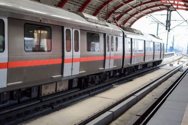 Yeni Delhi Hindistan - 09 Ekim 2023 - Delhi Metro treni Yeni Delhi, Hindistan, Asya 'daki Jhandewalan metro istasyonuna varıyor.