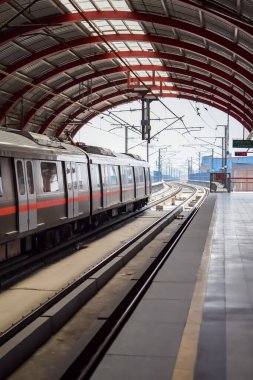 Yeni Delhi Hindistan - 09 Ekim 2023 - Delhi Metro treni Yeni Delhi, Hindistan, Asya 'daki Jhandewalan metro istasyonuna varıyor.