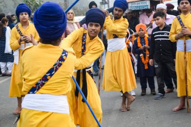 Delhi, Hindistan, 2 Ekim 2023 - Doğu Delhi bölgesinde Guru Nanak Dev, Nagar Kirtan 'ın doğum günü dolayısıyla geleneksel Nagar Kirtan, geleneksel Nagar geçit töreninde Sihler gatka ve dövüş sanatları sergiliyor