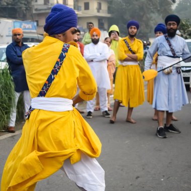Delhi, Hindistan, 2 Ekim 2023 - Doğu Delhi bölgesinde Guru Nanak Dev, Nagar Kirtan 'ın doğum günü dolayısıyla geleneksel Nagar Kirtan, geleneksel Nagar geçit töreninde Sihler gatka ve dövüş sanatları sergiliyor