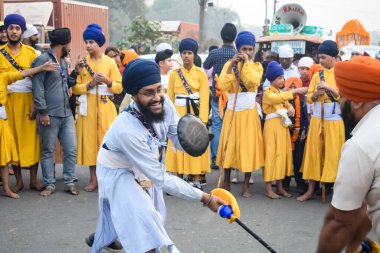 Delhi, Hindistan, 2 Ekim 2023 - Doğu Delhi bölgesinde Guru Nanak Dev, Nagar Kirtan 'ın doğum günü dolayısıyla geleneksel Nagar Kirtan, geleneksel Nagar geçit töreninde Sihler gatka ve dövüş sanatları sergiliyor