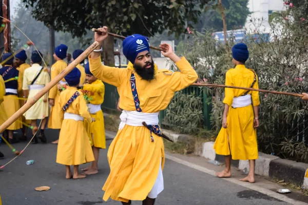 Stock image Delhi, India, October 2, 2023 - Sikhs display gatka and martial arts during annual Nagar Kirtan, Traditional, procession on account of birthday of Guru Nanak Dev ji, Nagar Kirtan in East Delhi area