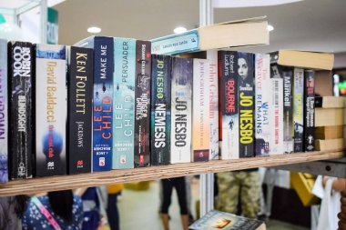Yeni Delhi, Hindistan, Eylül 09 2023 - Delhi Uluslararası Kitap Fuarı 'ndaki bir kitap standında raflarda bulunan çeşitli kitaplar, Yıllık Kitap Fuarı' nda sergilenen kitaplar.
