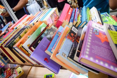 Yeni Delhi, Hindistan, Eylül 09 2023 - Delhi Uluslararası Kitap Fuarı 'ndaki bir kitap standında raflarda bulunan çeşitli kitaplar, Yıllık Kitap Fuarı' nda sergilenen kitaplar.