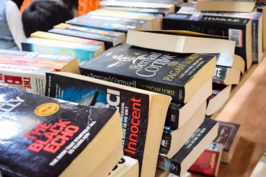 Yeni Delhi, Hindistan, Eylül 09 2023 - Delhi Uluslararası Kitap Fuarı 'ndaki bir kitap standında raflarda bulunan çeşitli kitaplar, Yıllık Kitap Fuarı' nda sergilenen kitaplar.