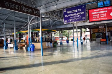 Kalka, Haryana, Hindistan 14 Mayıs 2023 - Oyuncak treninin gündüz Kalka Shimla 'dan geçtiği Kalka tren istasyonunun görüntüsü, Oyuncak tren istasyonu, Hint tren yolu kavşağı, ağır sanayi