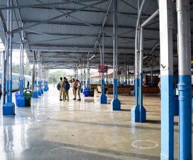 Kalka, Haryana, Hindistan 14 Mayıs 2023 - Oyuncak treninin gündüz Kalka Shimla 'dan geçtiği Kalka tren istasyonunun görüntüsü, Oyuncak tren istasyonu, Hint tren yolu kavşağı, ağır sanayi