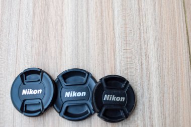 Yeni Delhi, Hindistan, 8 Ekim 2023 - Nikon mercek kapağı sade arka planda, Nikon DSLR set çekimi.