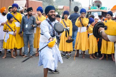 Delhi, Hindistan, 2 Ekim 2023 - Doğu Delhi bölgesinde Guru Nanak Dev, Nagar Kirtan 'ın doğum günü dolayısıyla geleneksel Nagar Kirtan, geleneksel Nagar geçit töreninde Sihler gatka ve dövüş sanatları sergiliyor