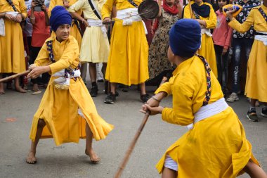 Delhi, Hindistan, 2 Ekim 2023 - Doğu Delhi bölgesinde Guru Nanak Dev, Nagar Kirtan 'ın doğum günü dolayısıyla geleneksel Nagar Kirtan, geleneksel Nagar geçit töreninde Sihler gatka ve dövüş sanatları sergiliyor