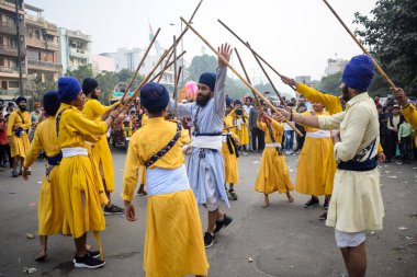 Delhi, Hindistan, 2 Ekim 2023 - Doğu Delhi bölgesinde Guru Nanak Dev, Nagar Kirtan 'ın doğum günü dolayısıyla geleneksel Nagar Kirtan, geleneksel Nagar geçit töreninde Sihler gatka ve dövüş sanatları sergiliyor