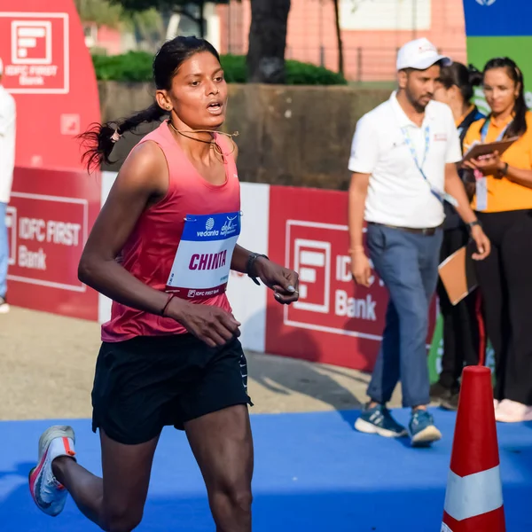 Yeni Delhi, Hindistan - 15 Ekim 2023 - Bitmek üzere olan maraton katılımcılarının bitiş çizgisini geçmek üzere olan Delhi Yarı Maratonu 2023