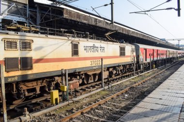 Amritsar, Hindistan, 20 Nisan 2023 - Amritsar tren istasyonunda gündüz vakti Hint elektrikli lokomotif motoru, Amritsar Shatabdi elektrikli lokomotif motoru