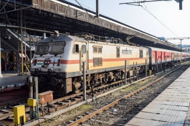 Amritsar, Hindistan, 20 Nisan 2023 - Amritsar tren istasyonunda gündüz vakti Hint elektrikli lokomotif motoru, Amritsar Shatabdi elektrikli lokomotif motoru