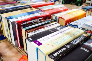 Yeni Delhi, Hindistan, Eylül 09 2023 - Delhi Uluslararası Kitap Fuarı 'ndaki bir kitap standında raflarda bulunan çeşitli kitaplar, Yıllık Kitap Fuarı' nda sergilenen kitaplar.