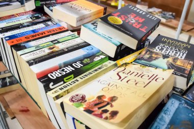 Yeni Delhi, Hindistan, Eylül 09 2023 - Delhi Uluslararası Kitap Fuarı 'ndaki bir kitap standında raflarda bulunan çeşitli kitaplar, Yıllık Kitap Fuarı' nda sergilenen kitaplar.