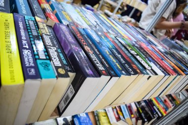 Yeni Delhi, Hindistan, Eylül 09 2023 - Delhi Uluslararası Kitap Fuarı 'ndaki bir kitap standında raflarda bulunan çeşitli kitaplar, Yıllık Kitap Fuarı' nda sergilenen kitaplar.