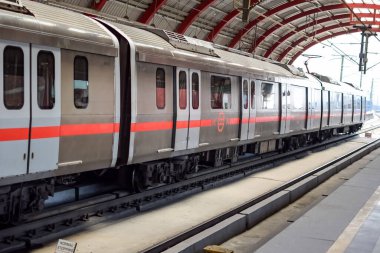 Yeni Delhi Hindistan - 09 Ekim 2023 - Delhi Metro treni Yeni Delhi, Hindistan, Asya 'daki Jhandewalan metro istasyonuna varıyor.