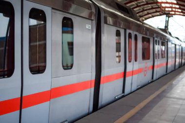 Yeni Delhi Hindistan - 09 Ekim 2023 - Delhi Metro treni Yeni Delhi, Hindistan, Asya 'daki Jhandewalan metro istasyonuna varıyor.