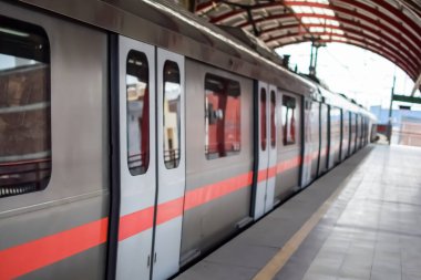 Yeni Delhi Hindistan - 09 Ekim 2023 - Delhi Metro treni Yeni Delhi, Hindistan, Asya 'daki Jhandewalan metro istasyonuna varıyor.