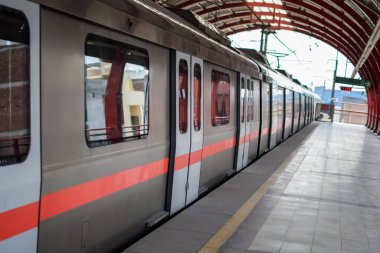 Yeni Delhi Hindistan - 09 Ekim 2023 - Delhi Metro treni Yeni Delhi, Hindistan, Asya 'daki Jhandewalan metro istasyonuna varıyor.