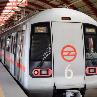Yeni Delhi Hindistan - 09 Ekim 2023 - Delhi Metro treni Yeni Delhi, Hindistan, Asya 'daki Jhandewalan metro istasyonuna varıyor.