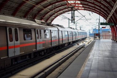 Yeni Delhi Hindistan - 09 Ekim 2023 - Delhi Metro treni Yeni Delhi, Hindistan, Asya 'daki Jhandewalan metro istasyonuna varıyor.