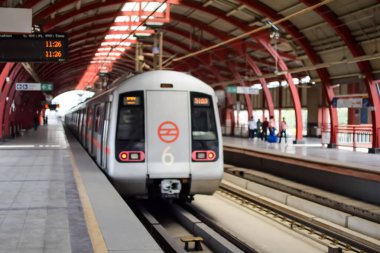 Yeni Delhi Hindistan - 09 Ekim 2023 - Delhi Metro treni Yeni Delhi, Hindistan, Asya 'daki Jhandewalan metro istasyonuna varıyor.