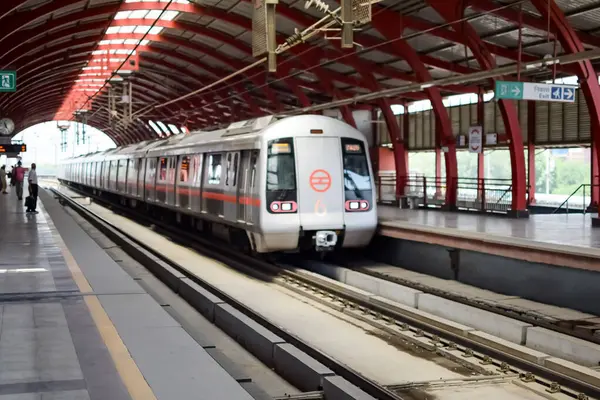 Yeni Delhi Hindistan - 09 Ekim 2023 - Delhi Metro treni Yeni Delhi, Hindistan, Asya 'daki Jhandewalan metro istasyonuna varıyor.