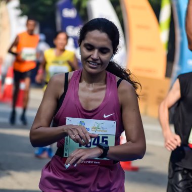 Yeni Delhi, Hindistan - 15 Ekim 2023 - Bitmek üzere olan maraton katılımcılarının bitiş çizgisini geçmek üzere olan Delhi Yarı Maratonu 2023