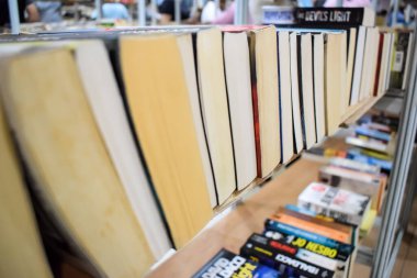 Yeni Delhi, Hindistan, Eylül 09 2023 - Delhi Uluslararası Kitap Fuarı 'ndaki bir kitap standında raflarda bulunan çeşitli kitaplar, Yıllık Kitap Fuarı' nda sergilenen kitaplar.