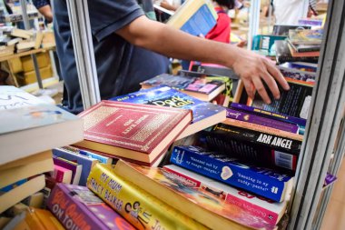 Yeni Delhi, Hindistan, Eylül 09 2023 - Delhi Uluslararası Kitap Fuarı 'ndaki bir kitap standında raflarda bulunan çeşitli kitaplar, Yıllık Kitap Fuarı' nda sergilenen kitaplar.