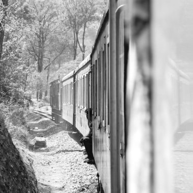 Shimla, Himachal Pradesh, Hindistan - 14 Ağustos 2023 - Oyuncak tren Kalka-Shimla rotası, tepe, oyuncak tren Kalka 'dan Shimla' ya yeşil doğal orman arasında hareket