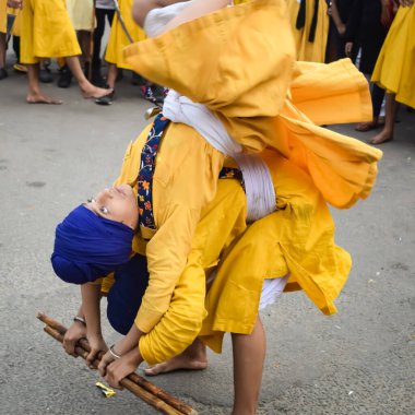 Delhi, Hindistan, 2 Ekim 2023 - Doğu Delhi bölgesinde Guru Nanak Dev, Nagar Kirtan 'ın doğum günü dolayısıyla geleneksel Nagar Kirtan, geleneksel Nagar geçit töreninde Sihler gatka ve dövüş sanatları sergiliyor