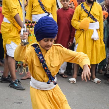 Delhi, Hindistan, 2 Ekim 2023 - Doğu Delhi bölgesinde Guru Nanak Dev, Nagar Kirtan 'ın doğum günü dolayısıyla geleneksel Nagar Kirtan, geleneksel Nagar geçit töreninde Sihler gatka ve dövüş sanatları sergiliyor