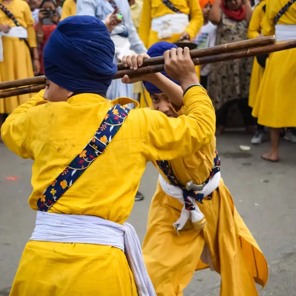 Stock image Delhi, India, October 2, 2023 - Sikhs display gatka and martial arts during annual Nagar Kirtan, Traditional, procession on account of birthday of Guru Nanak Dev ji, Nagar Kirtan in East Delhi area