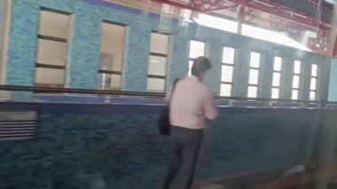 Yeni Delhi Hindistan - 09 Ekim 2023 Delhi metro istasyonu, Delhi Metro gündüz görünümü, Delhi metro treni Yeni Delhi, Hindistan, Asya, Public Metro kalkıyor