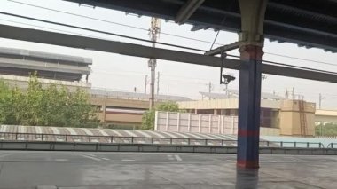 Yeni Delhi Hindistan - 09 Ekim 2023 Delhi metro istasyonu, Delhi Metro gündüz görünümü, Delhi metro treni Yeni Delhi, Hindistan, Asya, Public Metro kalkıyor