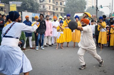 Delhi, Hindistan, 2 Ekim 2023 - Doğu Delhi bölgesinde Guru Nanak Dev, Nagar Kirtan 'ın doğum günü dolayısıyla geleneksel Nagar Kirtan, geleneksel Nagar geçit töreninde Sihler gatka ve dövüş sanatları sergiliyor