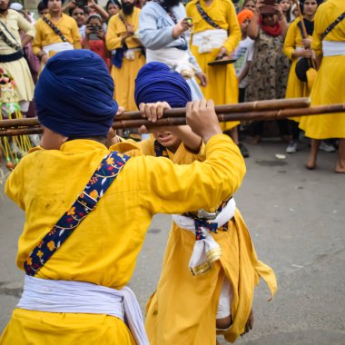 Delhi, Hindistan, 2 Ekim 2023 - Doğu Delhi bölgesinde Guru Nanak Dev, Nagar Kirtan 'ın doğum günü dolayısıyla geleneksel Nagar Kirtan, geleneksel Nagar geçit töreninde Sihler gatka ve dövüş sanatları sergiliyor