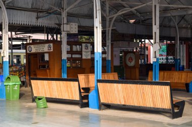 Kalka, Haryana, Hindistan 14 Mayıs 2023 - Oyuncak treninin gündüz Kalka Shimla 'dan geçtiği Kalka tren istasyonunun görüntüsü, Oyuncak tren istasyonu, Hint tren yolu kavşağı, ağır sanayi