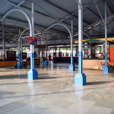 Kalka, Haryana, Hindistan 14 Mayıs 2023 - Oyuncak treninin gündüz Kalka Shimla 'dan geçtiği Kalka tren istasyonunun görüntüsü, Oyuncak tren istasyonu, Hint tren yolu kavşağı, ağır sanayi