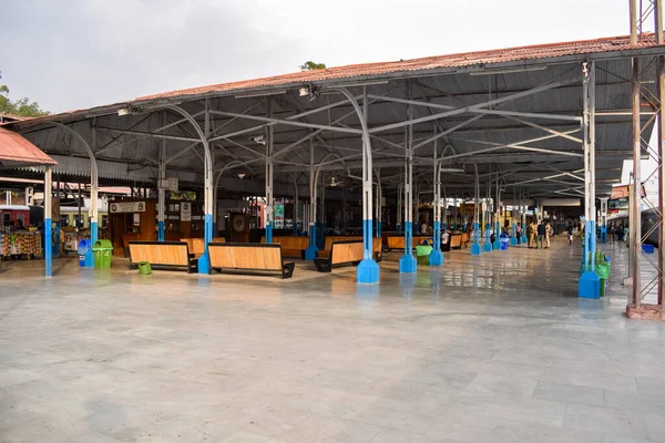Kalka, Haryana, Hindistan 14 Mayıs 2023 - Oyuncak treninin gündüz Kalka Shimla 'dan geçtiği Kalka tren istasyonunun görüntüsü, Oyuncak tren istasyonu, Hint tren yolu kavşağı, ağır sanayi