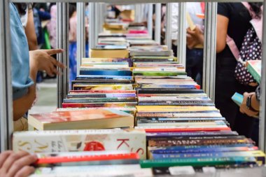 Yeni Delhi, Hindistan, Eylül 09 2023 - Delhi Uluslararası Kitap Fuarı 'ndaki bir kitap standında raflarda bulunan çeşitli kitaplar, Yıllık Kitap Fuarı' nda sergilenen kitaplar.