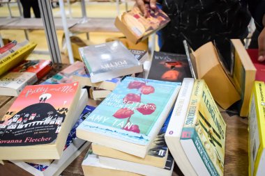 Yeni Delhi, Hindistan, Eylül 09 2023 - Delhi Uluslararası Kitap Fuarı 'ndaki bir kitap standında raflarda bulunan çeşitli kitaplar, Yıllık Kitap Fuarı' nda sergilenen kitaplar.