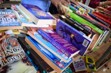 Yeni Delhi, Hindistan, Eylül 09 2023 - Delhi Uluslararası Kitap Fuarı 'ndaki bir kitap standında raflarda bulunan çeşitli kitaplar, Yıllık Kitap Fuarı' nda sergilenen kitaplar.