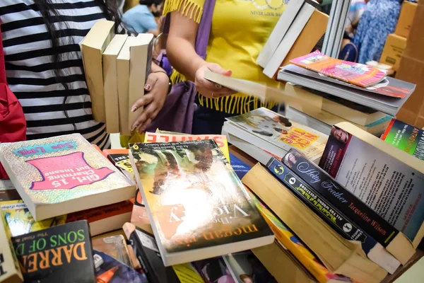 Yeni Delhi, Hindistan, Eylül 09 2023 - Delhi Uluslararası Kitap Fuarı 'ndaki bir kitap standında raflarda bulunan çeşitli kitaplar, Yıllık Kitap Fuarı' nda sergilenen kitaplar.